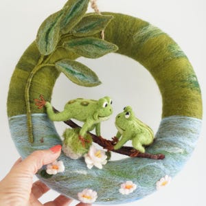 Handgemachter Filz Frosch Kranz: Seerosenblatt Türkranz Bild 7