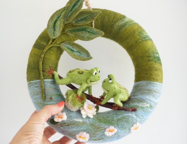 Handgemachter Filz Frosch Kranz: Seerosenblatt Türkranz Bild 7