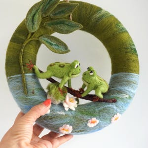 Handgemachter Filz Frosch Kranz: Seerosenblatt Türkranz Bild 6