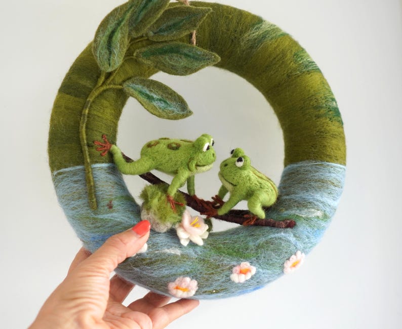 Handgemachter Filz Frosch Kranz: Seerosenblatt Türkranz Bild 6