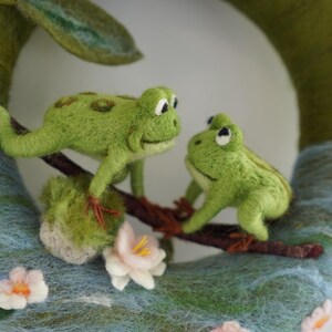 Handgemachter Filz Frosch Kranz: Seerosenblatt Türkranz Bild 2