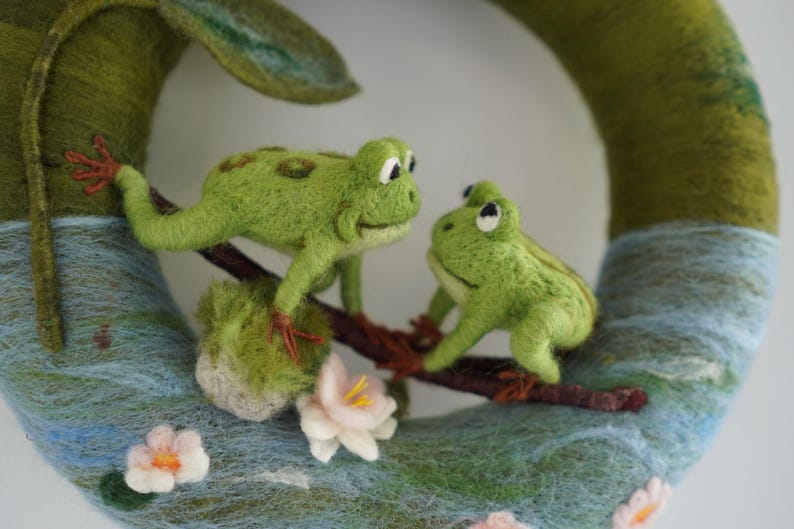 Handgemachter Filz Frosch Kranz: Seerosenblatt Türkranz Bild 2