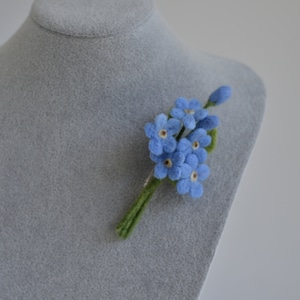 Forget me not pin, light blue flower brooch, wedding boutoniere pin flower, needle felt forget me not jewelry with five flowers