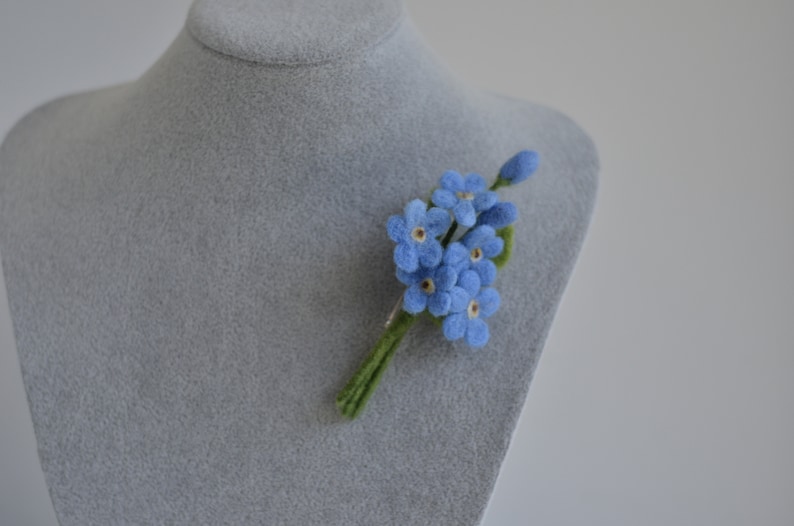 Forget me not pin, light blue flower brooch, wedding boutoniere pin flower, needle felt forget me not jewelry with five flowers