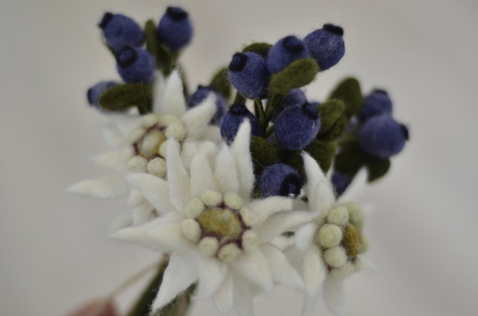Bouquet de feutre edelweiss et arrangement de myrtilles Etsy France