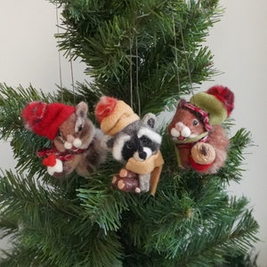 Eine niedliche handgemachte Weihnachtsbaum Spielzeug Ornament, hängende Weihnachtseichhörnchen Figur, Waschbär oder Streifenhörnchen Weihnachtsdekoration, Geschenk für die Familie