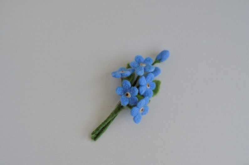 Vergeet me niet speld, lichtblauwe bloem broche, bruiloft boutoniere speld bloem, naaldvilt vergeet me niet sieraden afbeelding 3
