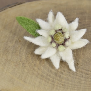 Small felt edelweiss brooch flowers,  decorative leontopodium alpinum, alpine hat pin, edelweiss accessory, edelweiss jewelry