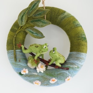 Handgemachter Filz Frosch Kranz: Seerosenblatt Türkranz Bild 1