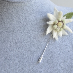 Needle felt edelweiss lapel pin, wedding boutoniere, handmade edelweiss jewelry, gift for nature lover, white handmade felt edelweiss brooch