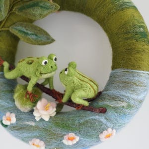 Handgemachter Filz Frosch Kranz: Seerosenblatt Türkranz Bild 8
