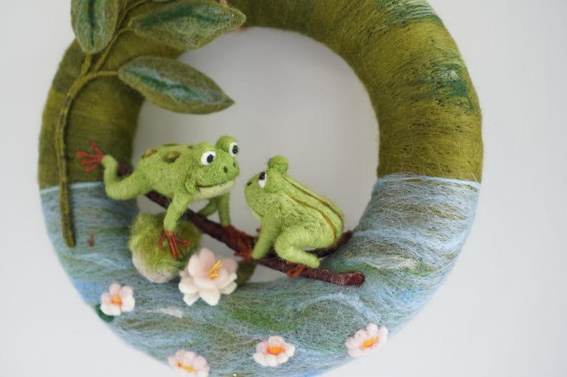 Handgemachter Filz Frosch Kranz: Seerosenblatt Türkranz Bild 8