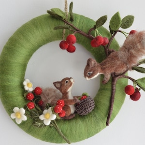 Couronne d'été faite main avec des écureuils, décoration cerise et fraise, jolie famille de deux ou trois écureuils, décoration murale ou à suspendre sur la porte