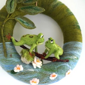 Handgemachter Filz Frosch Kranz: Seerosenblatt Türkranz Bild 4