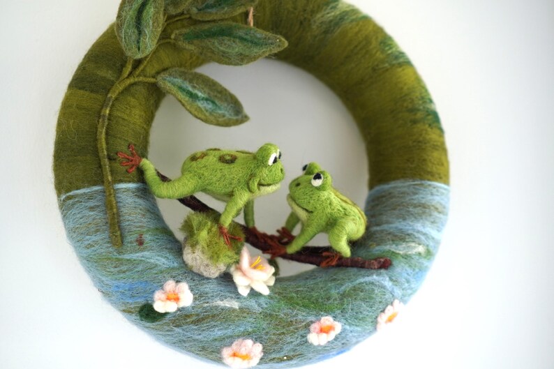 Handgemachter Filz Frosch Kranz: Seerosenblatt Türkranz Bild 4