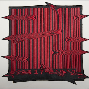 Könnte beinhalten: Ein gestickter schwarzer und roter Aufnäher mit einem Barcode-Design und der Nummer "817" am unteren Rand.