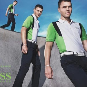 Könnte beinhalten: Mehrere Bilder eines Mannes in einem weißen Poloshirt mit grünen und schwarzen Akzenten, kombiniert mit einer marineblauen Hose und einem weißen Gürtel. Das BOSS-Logo ist sichtbar. Der Hintergrund zeigt eine Betonstruktur und einen blauen Himmel.