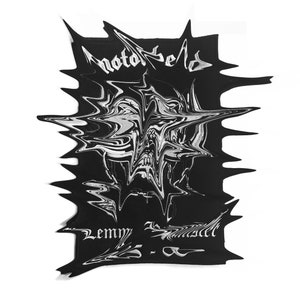 Puede incluir: Parche negro y blanco con una imagen distorsionada de una calavera y el texto "Motörhead" y "Lemmy Kilmister" en una fuente gótica.