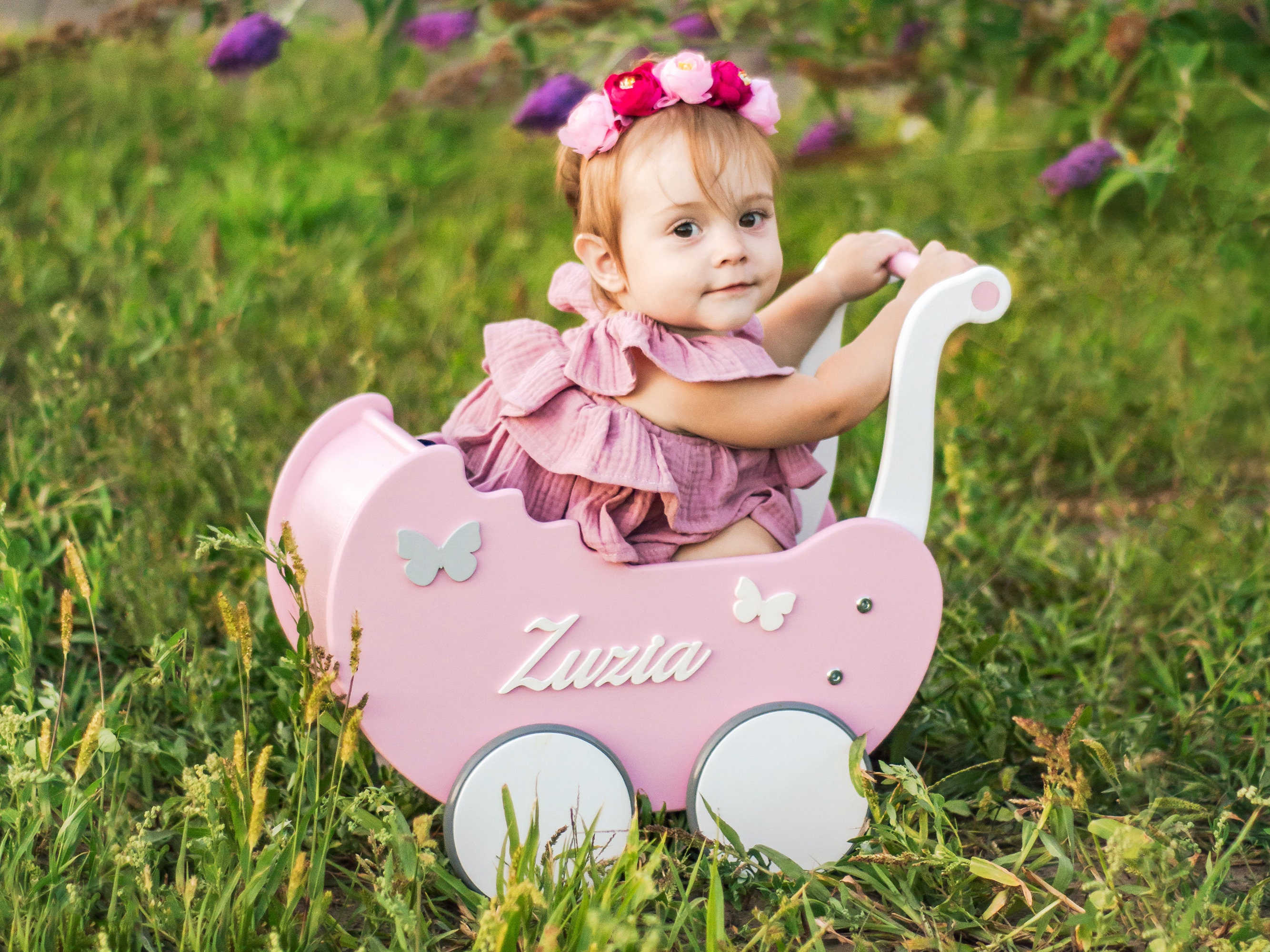 Landau de poupée rose avec linge et nom, poussette Montessori