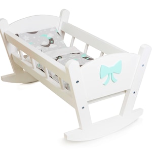女の子へのギフト。人形用の木製ゆりかごベッド。装飾と寝具付きのホワイト。色はカスタマイズ可能。1歳の誕生日