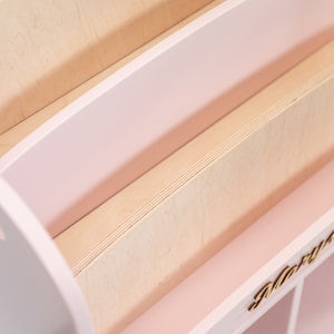 Librería Montessori rosa: estantería de madera para guardería y sala de juegos imagen 7