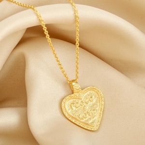 Colar de coração de ouro, colar de carta de paz e amor, colar inicial, latão ouro 22k, joias artesanais de prata, presentes para ela, presentes de aniversário