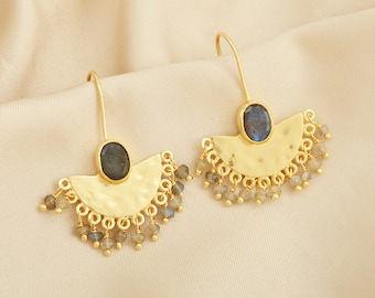 Pendientes colgantes de labradorita: Latón chapado en oro de 22k, joyería artesanal con piedras preciosas.