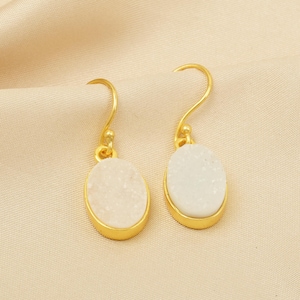 Pendientes colgantes de drusa blanca, pendientes de piedra blanca, pendientes de latón hechos a mano, joyería minimalista, accesorio para mujer, regalos para ella, regalos de cumpleaños