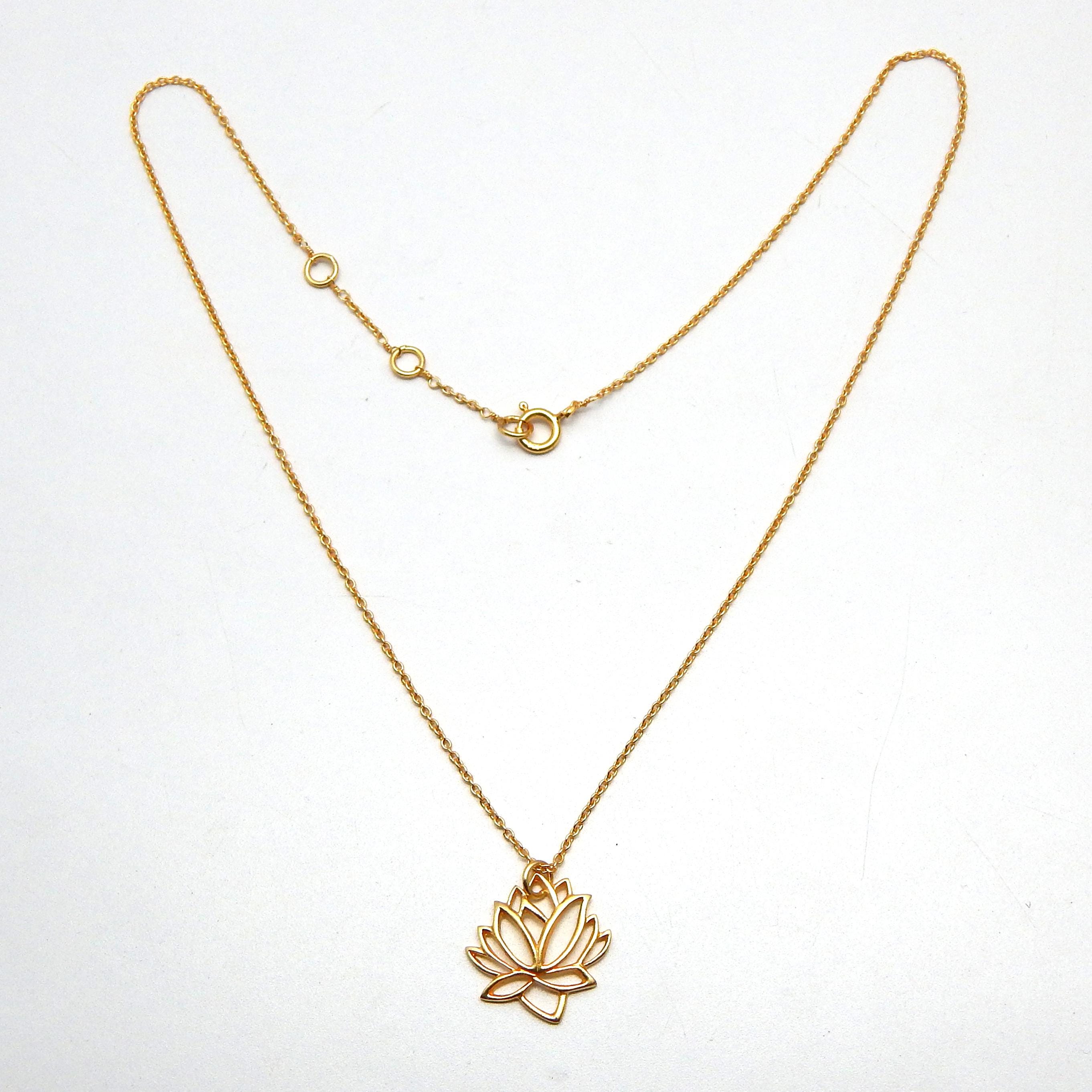 Collana con ciondolo a forma di loto in zirconia cubica taglio a pera