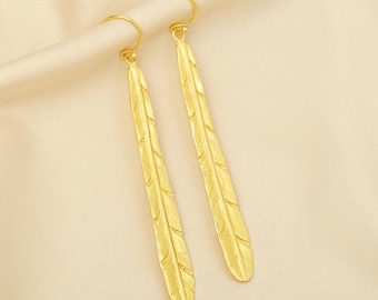 Pendientes colgantes de plumas, pendientes dorados llamativos, joyería minimalista de diseño, regalo para el Día de la Madre.
