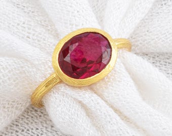 Anillos con gema de rubí rojo – Anillo hecho a mano con engaste biselado – Joyería de piedra natal de julio – Elegante anillo llamativo
