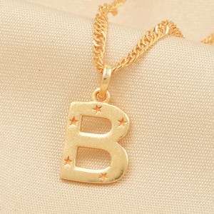 Collar con letras del alfabeto, collar con inicial de oro, collar de latón de oro de 22 quilates, collar hecho a mano, joyería unisex, regalos para ella, regalos para mamá