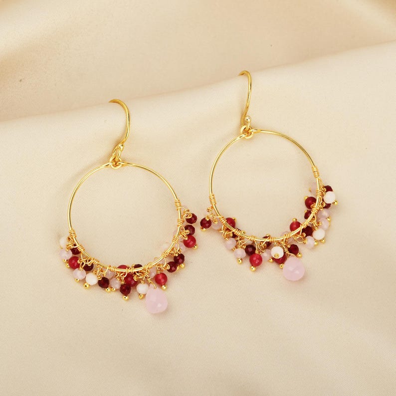 Puede incluir: Pendientes de aro dorados con cuentas rojas, rosas y blancas colgantes. El dise&ntilde;o es sencillo y elegante, ideal para uso diario u ocasiones especiales. Di&aacute;metro: aproximadamente 4 cm.