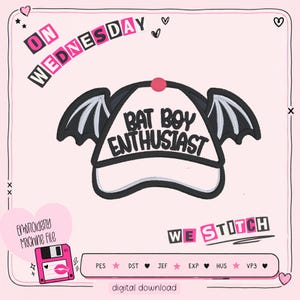 Puede incluir: Un diseño de bordado que muestra una gorra de béisbol blanca con contornos negros, alas de murciélago negras a los lados y un botón rosa en la parte superior. El texto BAT BOY ENTHUSIAST está bordado en negro junto a ON WEDNESDAY y WE STITCH.