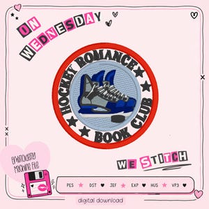 Może przedstawiać: Okrągły wzór hafciarski z parą niebiesko-szarych łyżew pośrodku. Napis HOCKEY ROMANCE BOOK CLUB jest wyhaftowany czarną nicią wzdłuż krawędzi. Projekt zawiera również napisy ON WEDNESDAY oraz WE STITCH.
