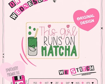 Matcha Latte Feltie Broderidesign | "Den här tjejen springer på Matcha" Hårrosettcenter