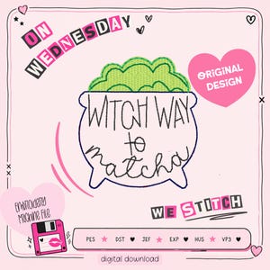 Op de afbeelding: Een digitaal borduurbestand om te downloaden met een ketelafbeelding met groen schuim en de tekst Witch Way to matcha. Het ontwerp bevat de zinnen On Wednesday, Original Design en We Stitch, naast een icoon van een roze diskette.