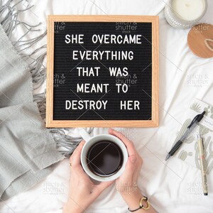 Ella superó la carta con estilo de la foto de stock para Instagram Imagen de la pizarra de las redes sociales o del blog de la red de la letra de la página de la red social o de Imágenes motivacionales (Motivational Images) Imagen del entrenador de vida