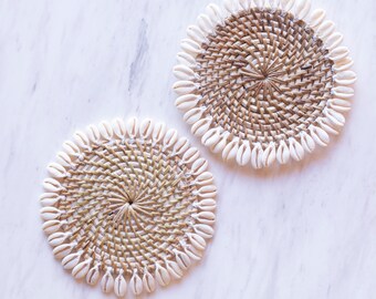 Rattan coaster with cowrie shells