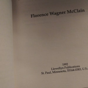 Puede incluir: Portada de libro con el nombre de la autora Florence Wagner McClain y la informaci&oacute;n de publicaci&oacute;n: 1992 Llewellyn Publications, St. Paul, Minnesota, 55164-0383, EE. UU.