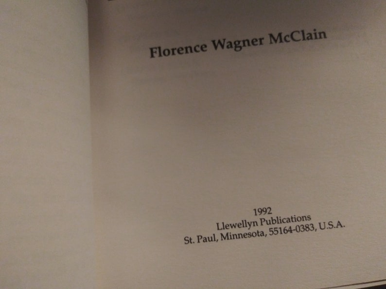 Puede incluir: Portada de libro con el nombre de la autora Florence Wagner McClain y la informaci&oacute;n de publicaci&oacute;n: 1992 Llewellyn Publications, St. Paul, Minnesota, 55164-0383, EE. UU.