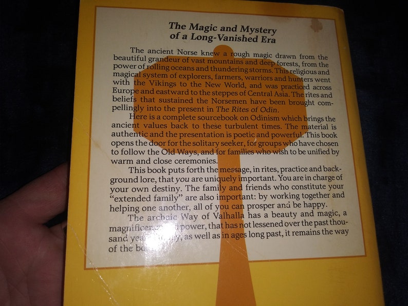 Może przedstawiać: Ż&oacute;łta okładka książki z tytułem "The Magic and Mystery of a Long-Vanished Era". Tekst opisuje starożytne wierzenia i praktyki nordyckie, w tym rytuały Odina. Książka jest kompendium wiedzy o odynizmie, kt&oacute;re przywraca starożytne wartości do wsp&oacute;łczesnych czas&oacute;w.