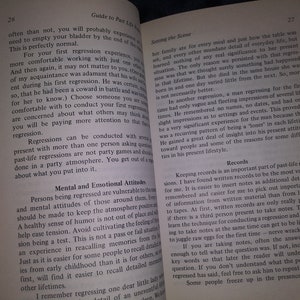 Puede incluir: Una p&aacute;gina de libro que muestra el t&iacute;tulo "Guide to Past Life Regression" y texto sobre la importancia de llevar registros durante las regresiones de vidas pasadas. El texto trata sobre el valor de los registros escritos, el uso de notas y la importancia de incluir palabras clave para ayudar al lector a comprender la informaci&oacute;n.