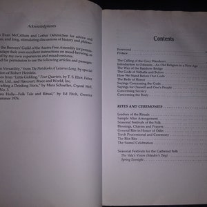 Może przedstawiać: Książka zatytułowana "Rytuały i ceremonie" z tabelą treści zawierającą r&oacute;żne tematy związane z mitologią nordycką i rytuałami. Tematy obejmują "Wezwanie Szarego Wędrowca", "Wprowadzenie do odynizmu", "Bogowie Walhalli i przed nią", "Jak stoimy przed naszymi bogami", "Kodeks honoru", "Przysłowia dotyczące bog&oacute;w", "Przysłowia dla siebie i swojego ludu", "Dotyczące tajemnicy", "Dotyczące ciała", "Przyw&oacute;dcy rytuał&oacute;w", "Przykładowa aranżacja ołtarza", "Sezonowe festiwale ludu", "Błogosławieństwa, uroki i modlitwy", "Og&oacute;lny rytuał na cześć Odina", "Procesja z pochodniami i ceremonia", "Rytuał Blot", "Uroczystość Sumul", "Sezonowe festiwale dla zebranego ludu", "Wizja Vali (Dzień Dziewczyny)" i "Wiosenny wiecz&oacute;r".