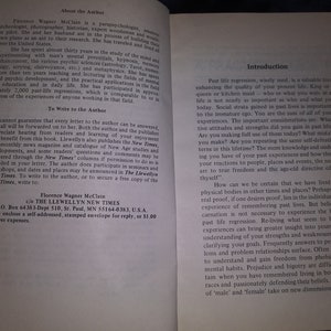 Puede incluir: Un libro titulado "The Llewellyn New Times" con fondo blanco y texto negro. La portada del libro presenta una p&aacute;gina de t&iacute;tulo con el nombre de la autora, Florence Wagner McClain, y una breve biograf&iacute;a. El libro trata sobre la regresi&oacute;n en vidas pasadas y c&oacute;mo se puede utilizar para mejorar la calidad de tu vida actual.