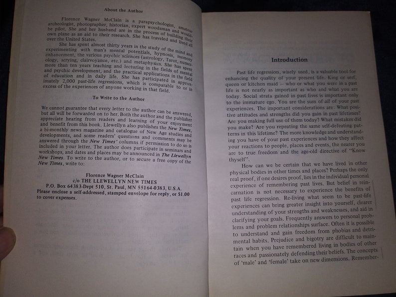 Puede incluir: Un libro titulado "The Llewellyn New Times" con fondo blanco y texto negro. La portada del libro presenta una p&aacute;gina de t&iacute;tulo con el nombre de la autora, Florence Wagner McClain, y una breve biograf&iacute;a. El libro trata sobre la regresi&oacute;n en vidas pasadas y c&oacute;mo se puede utilizar para mejorar la calidad de tu vida actual.