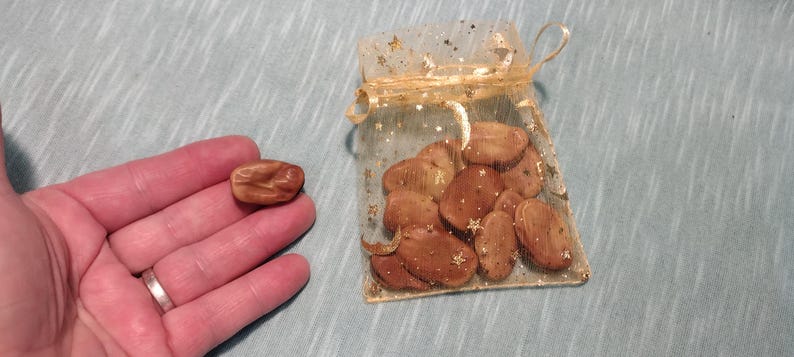 13 Hoodoo Wishing Beans-In a Mojo Bag bild 1