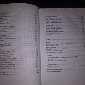 Może przedstawiać: Książka z czarno-białą okładką przedstawiającą szczeg&oacute;łową ilustrację wikingowskiego statku płynącego po burzliwym morzu. Tytuł książki to "The Viking Way: A Guide to Norse Mythology, Rituals, and Lore".