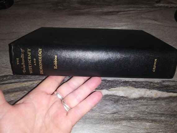 洋書 Encyclopedia of Witchcraft & Demonology The Encyclopedia of Witchcraft and Demonology-rare Vintage