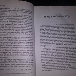 Może przedstawiać: Otwarta książka z zieloną okładką i białymi stronami. Tekst na stronie brzmi "The Way of the Rainbow Bridge". Tekst opisuje starożytną religię p&oacute;łnocnej Europy i znaczenie rodziny i ludu.